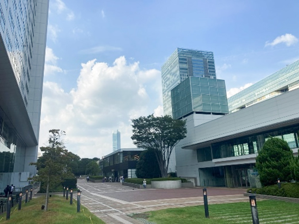 新宿サザンテラス広場写真